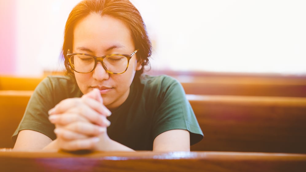 woman-praying-church